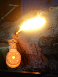 sand casting process - pouring